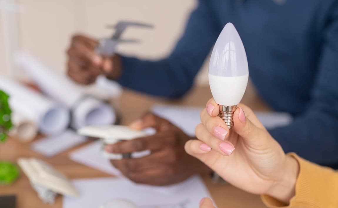 Photo de deux personnes travaillant sur l'amélioration énergétique d'un bâtiment