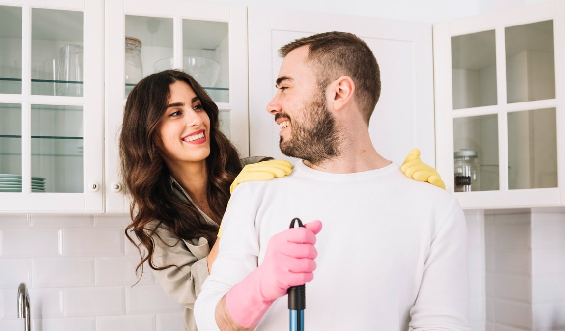 photo d'un homme et d'une femme faisant le ménage dans leur appartement