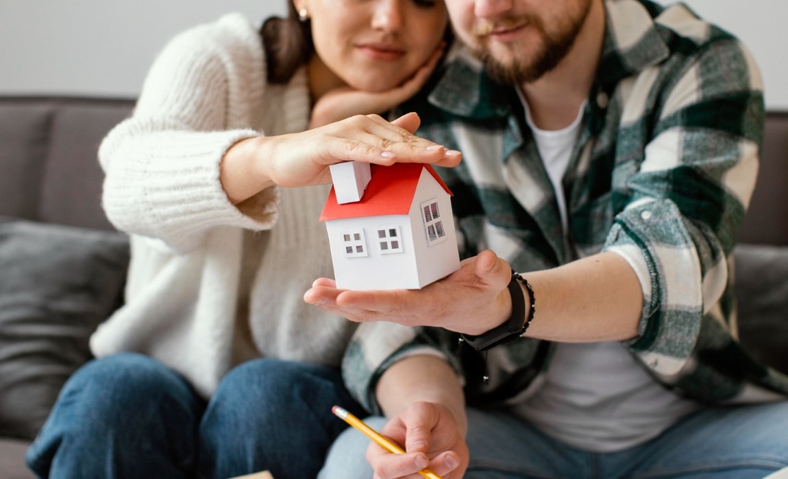 couple tenant un appartement dans leur main