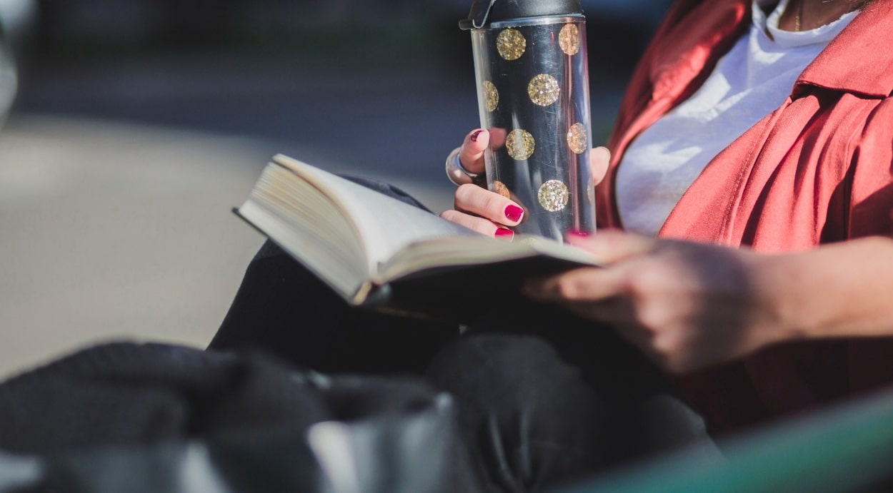 photo d'une femme lisant un livre