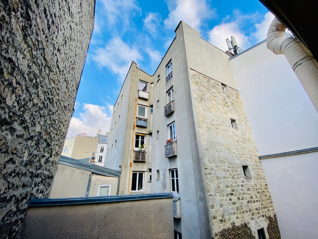 Montmartre Studio Vide- rue des Abbesses 1