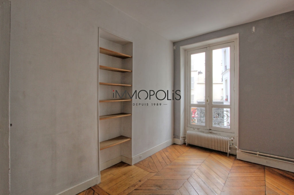 Beautiful 3 rooms to be renovated by 47.11 m² located in the Abbesses in a good size in size 4