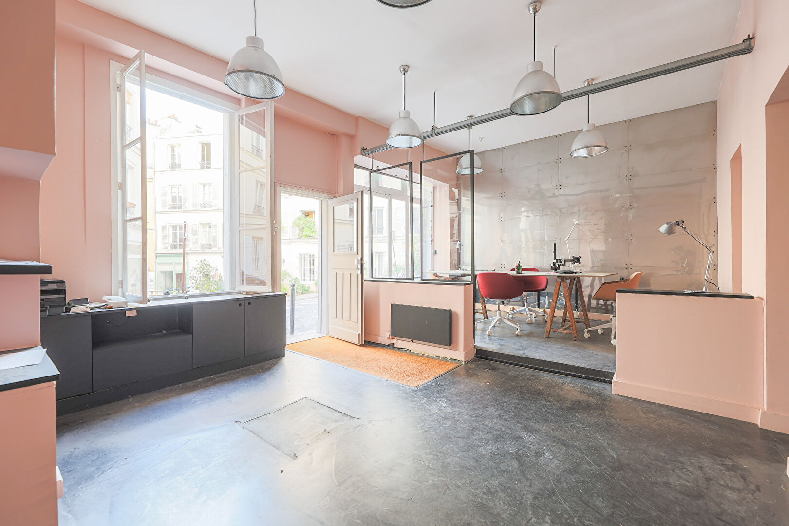 Rare in Montmartre: spacious commercial premises of 107.13 m² with 3 vast cellars! 2