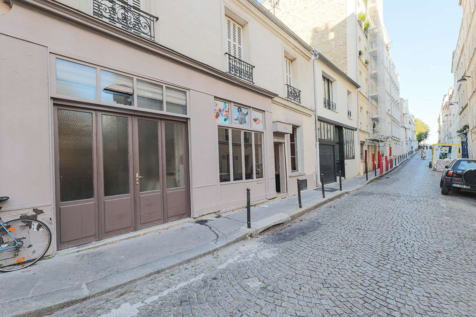 Rare in Montmartre: large commercial premises of 107.13 m² with 3 large cellars, possibility of transformation into superb family apartment! 2