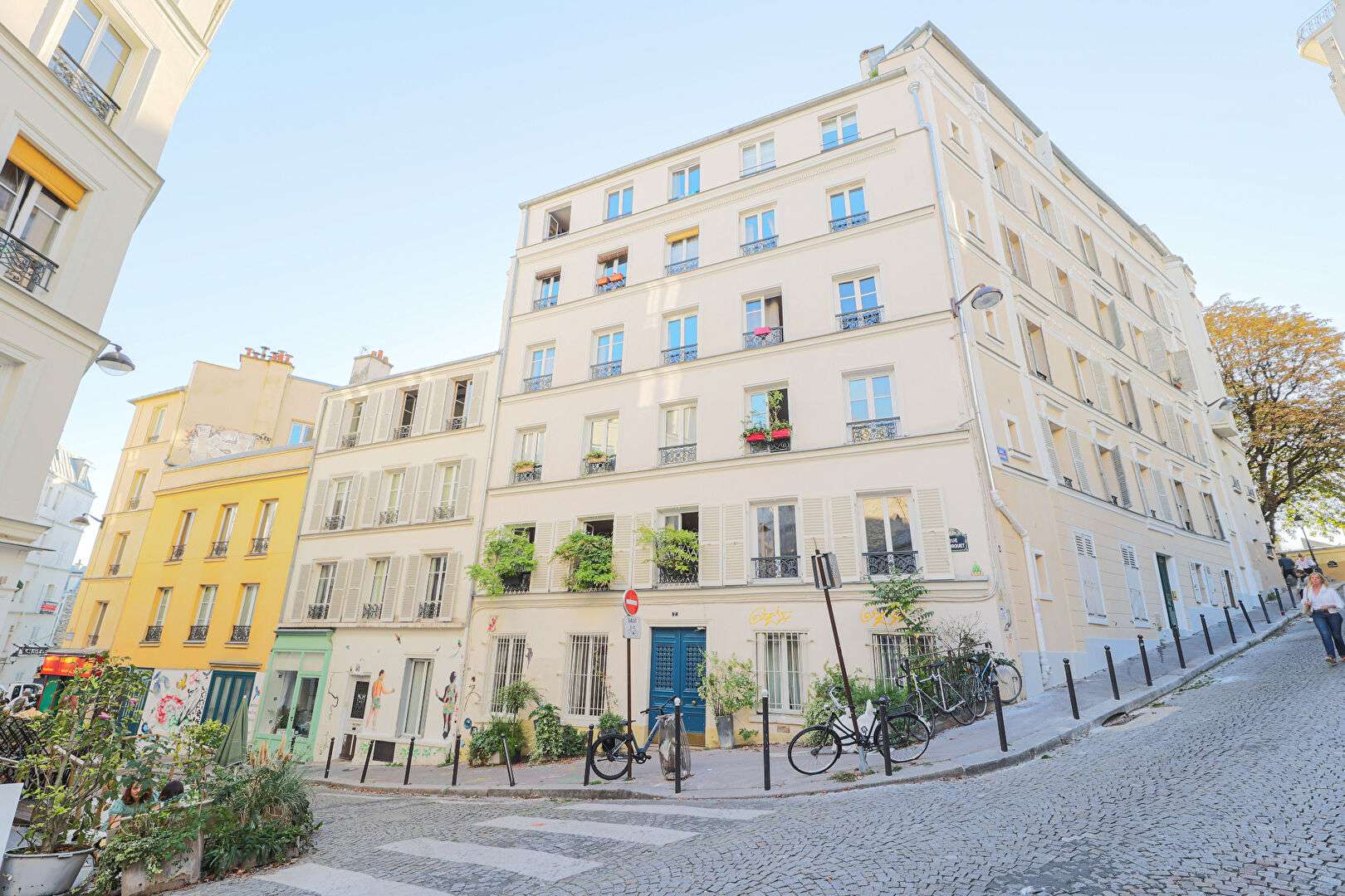 Rare in Montmartre: large commercial premises of 107.13 m² with 3 large cellars, possibility of transformation into superb family apartment! 3