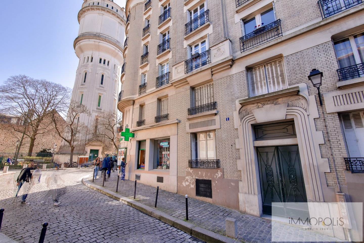 Studio with open view rue Cortot in Montmartre. 12