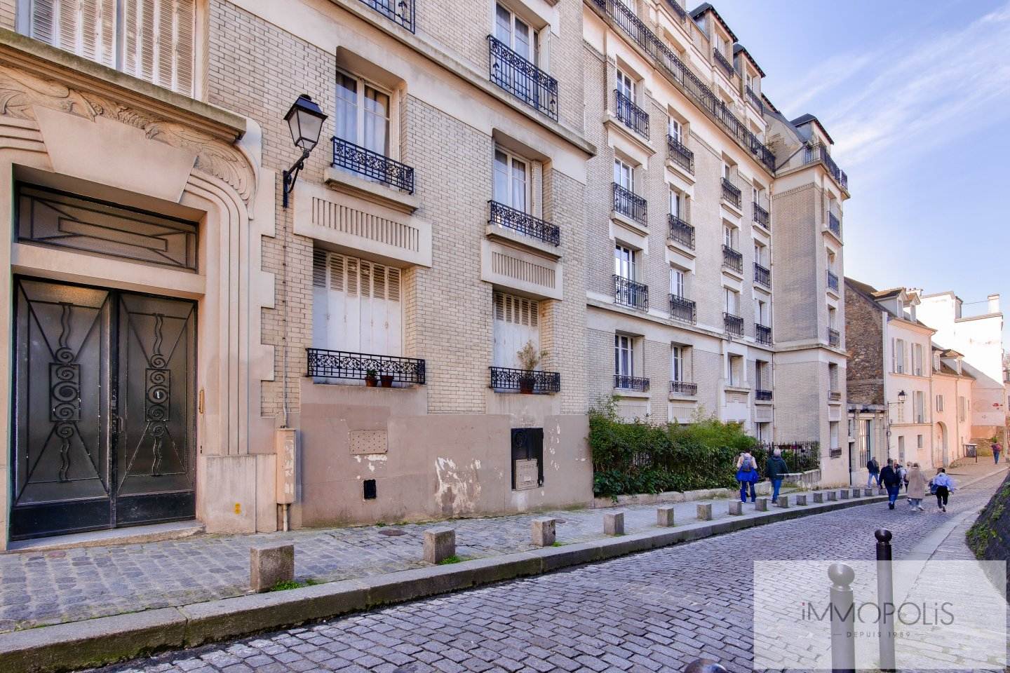 Studio with open view rue Cortot in Montmartre. 13