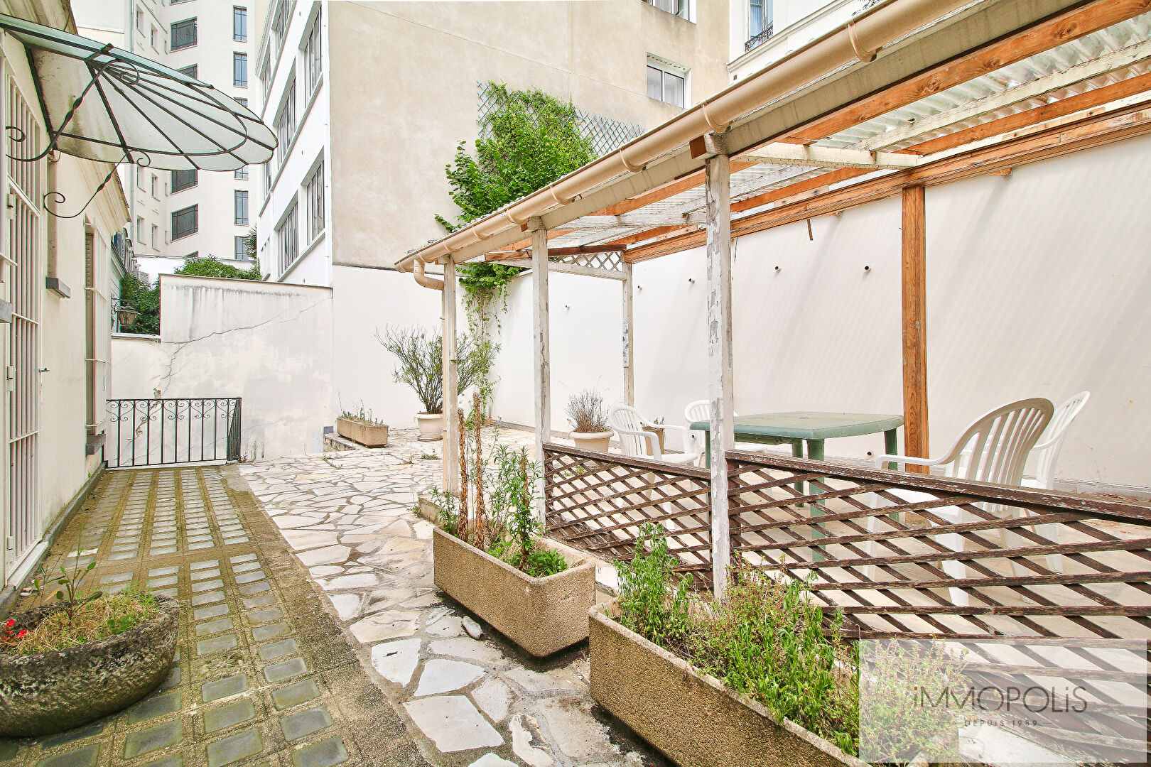 Maison rare à Montmartre : local commercial et appartement avec terrasse ! 5