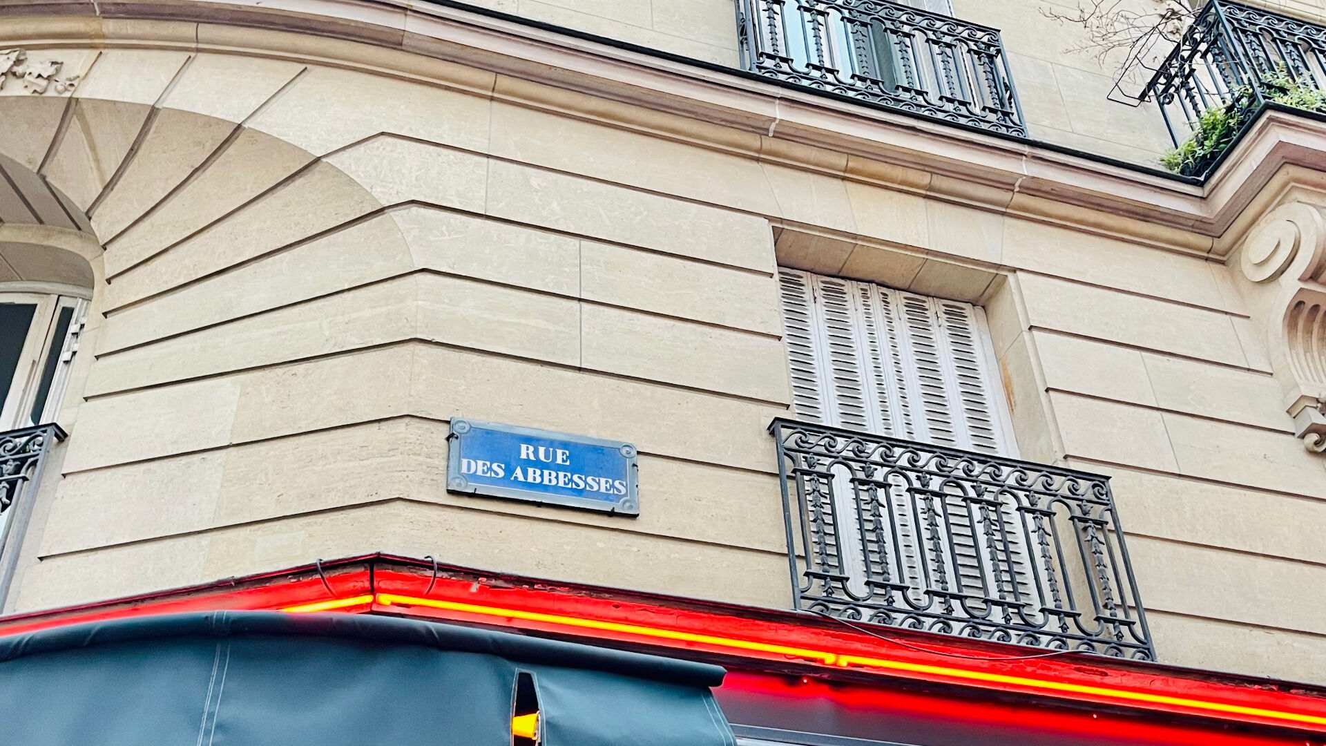 Cave rare à vendre au coeur des Abbesses : Opportunité à ne pas manquer ! 1