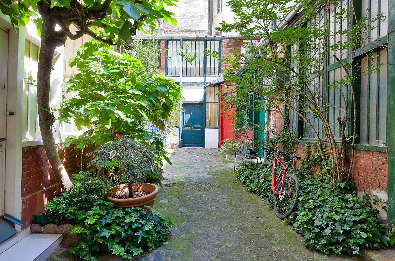 Atelier de sculpture plein de charme, avec verrières et grands volumes, au pied de Montmartre 2