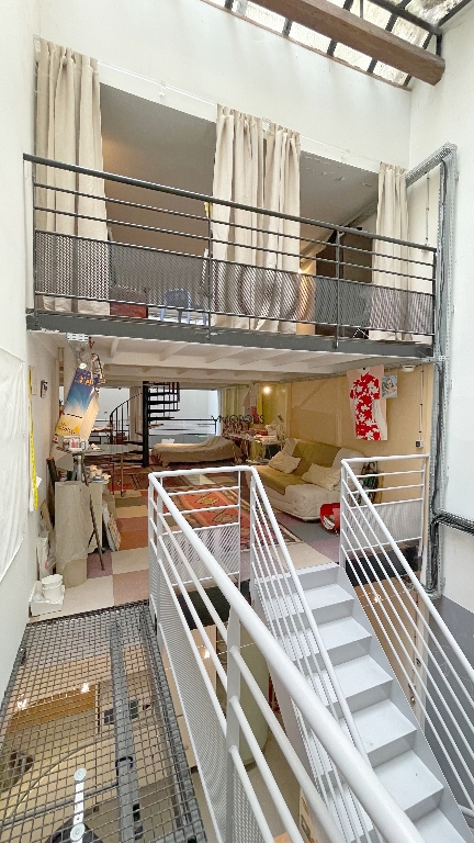 LOFT / ATELIER D’ARTISTE totalement atypique, en OPEN-SPACE sur trois niveaux avec DEUX VERRIÈRES donnant sur cour calme ! 11