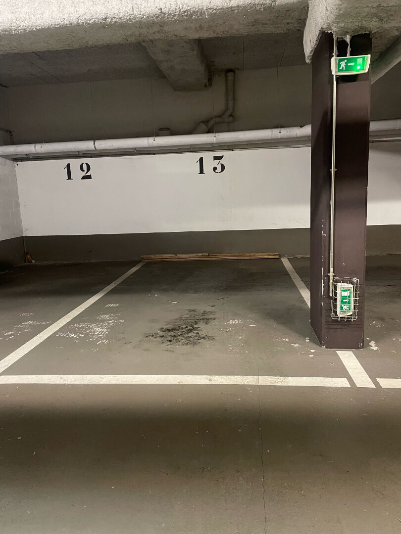 EMPLACEMENT DE PARKING À SAISIR 3