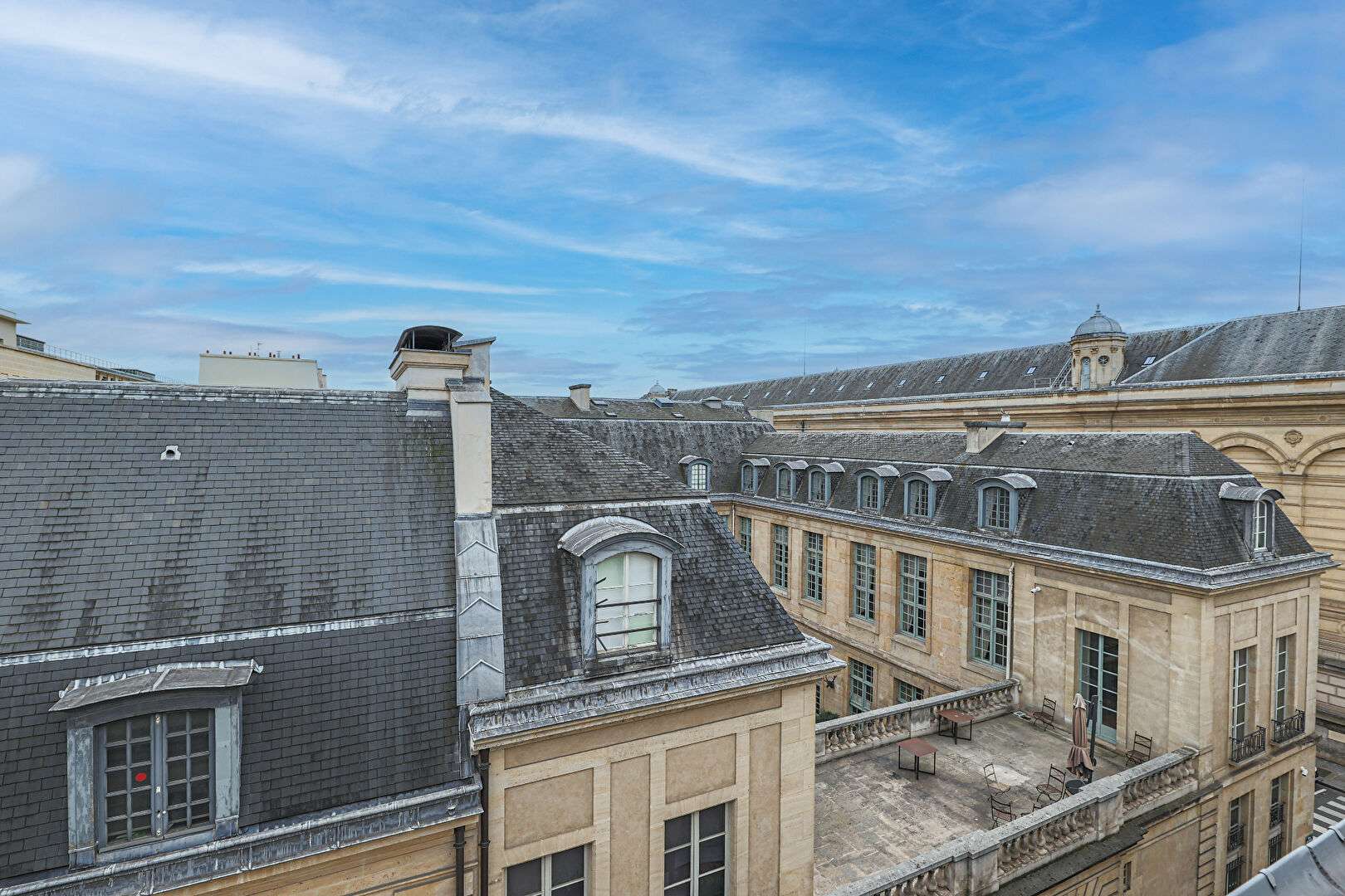 Rare opportunité au coeur du Marais : Studio en dernier étage avec vue imprenable – À découvrir sans tarder ! 1