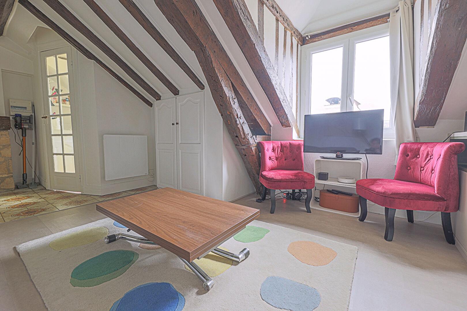 Rare opportunité au coeur du Marais : Studio en dernier étage avec vue imprenable – À découvrir sans tarder ! 3