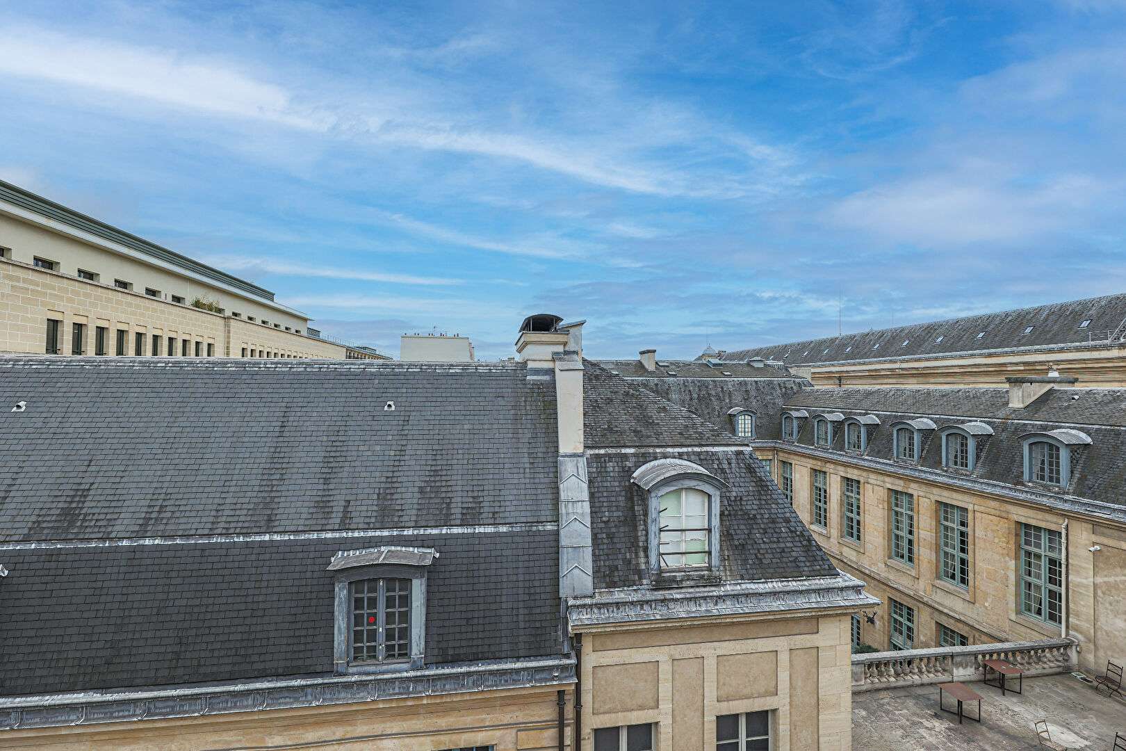 Rare opportunité au coeur du Marais : Studio en dernier étage avec vue imprenable – À découvrir sans tarder ! 9