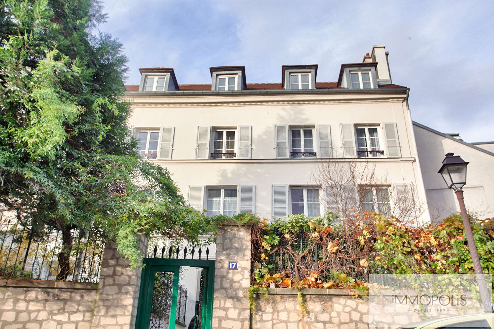 Appartement lumineux à Montmartre, Rue Ravignan, quartier des Abbesses, 3e et dernier étage, vis à vis ouvert ! 12