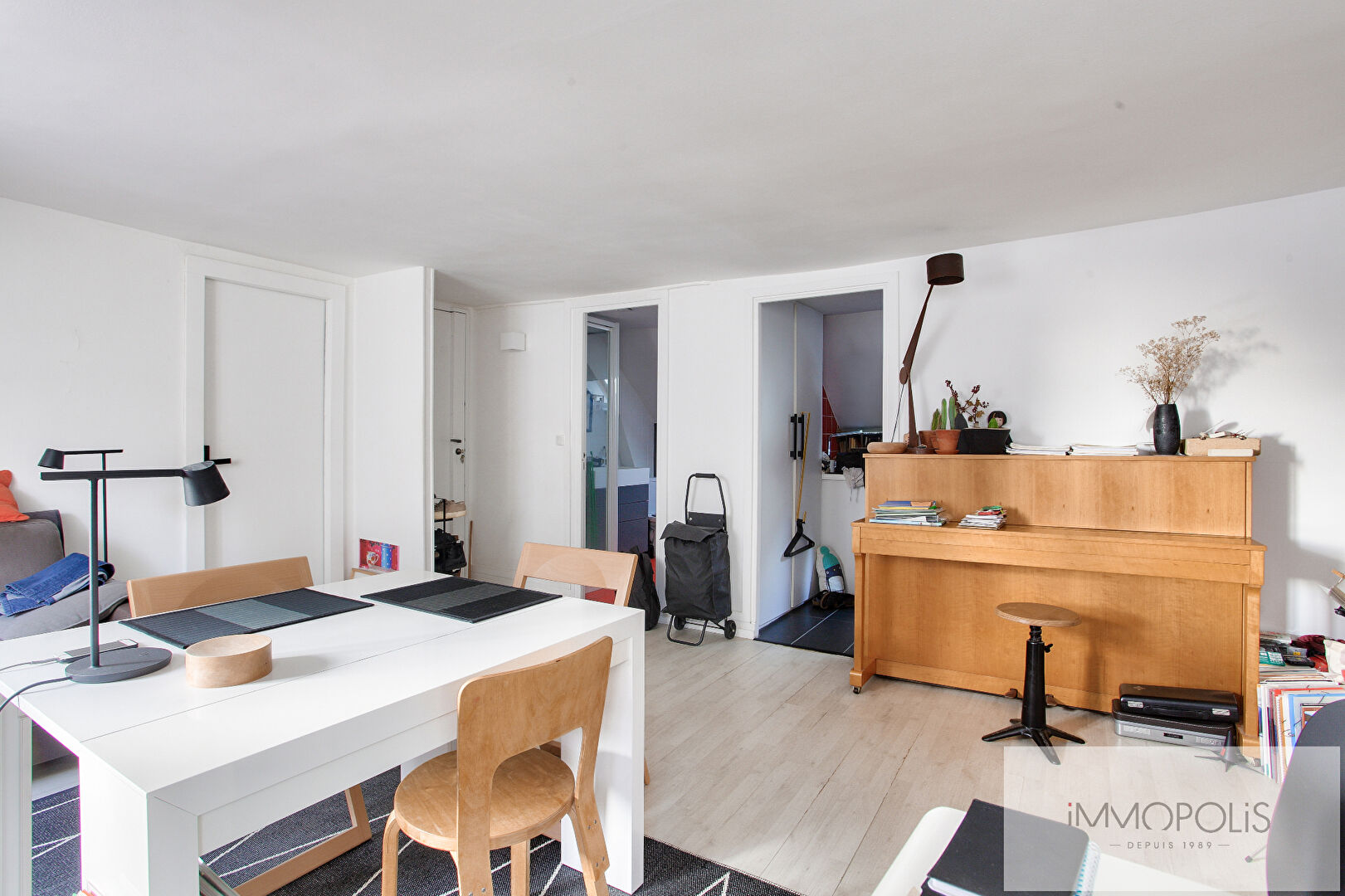 Appartement lumineux à Montmartre, Rue Ravignan, quartier des Abbesses, 3e et dernier étage, vis à vis ouvert ! 6