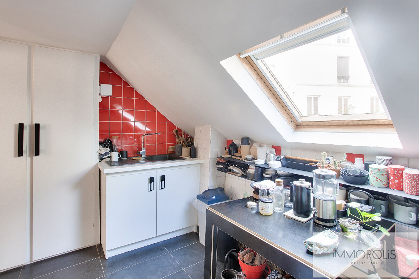 Appartement lumineux à Montmartre, Rue Ravignan, quartier des Abbesses, 3e et dernier étage, vis à vis ouvert ! 8