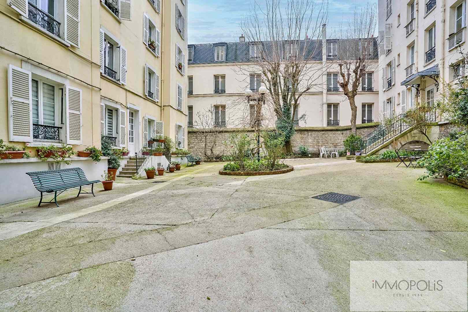 Rare à Montmartre : spacieux 2/3 pièces avec ascenseur, parquet, cheminée et charme de l’ancien, avec un excellent DPE 14