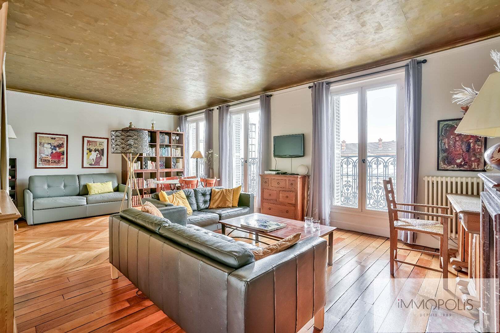 Rare à Montmartre : spacieux 2/3 pièces avec ascenseur, parquet, cheminée et charme de l’ancien, avec un excellent DPE 2