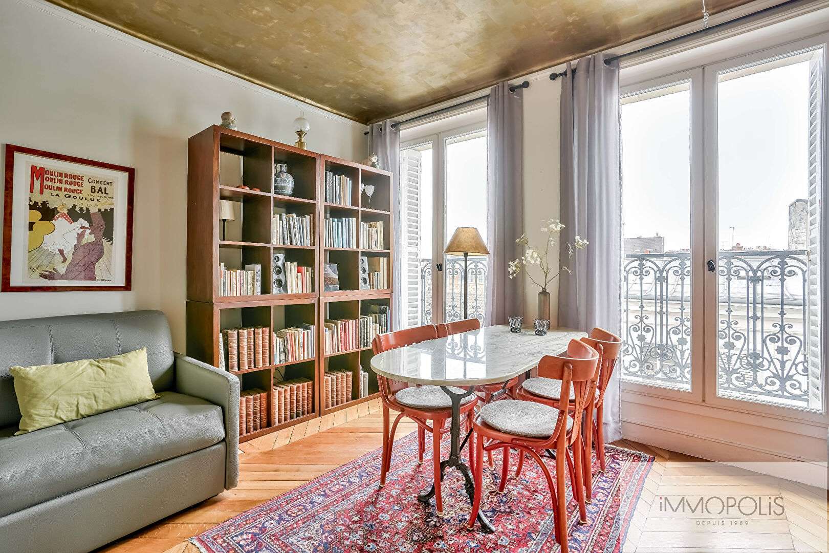 Rare à Montmartre : spacieux 2/3 pièces avec ascenseur, parquet, cheminée et charme de l’ancien, avec un excellent DPE 4