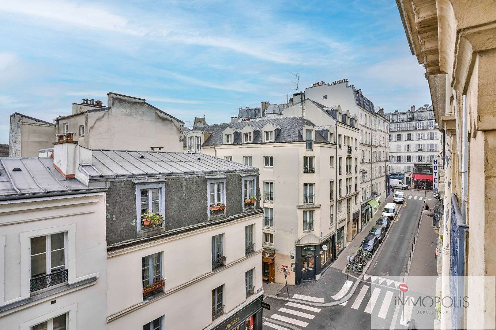 Rare à Montmartre : spacieux 2/3 pièces avec ascenseur, parquet, cheminée et charme de l’ancien, avec un excellent DPE 5