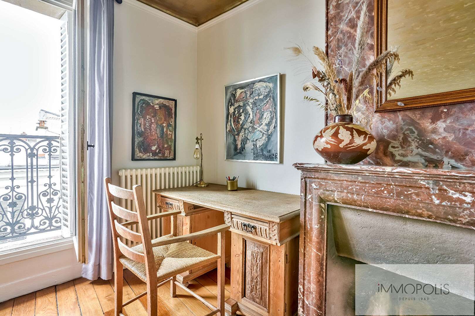 Rare à Montmartre : spacieux 2/3 pièces avec ascenseur, parquet, cheminée et charme de l’ancien, avec un excellent DPE 7