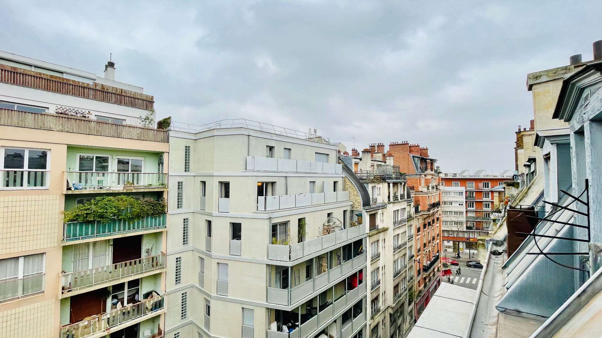 Grandes Carrières – dernier étage lumineux avec balconnet ! 3