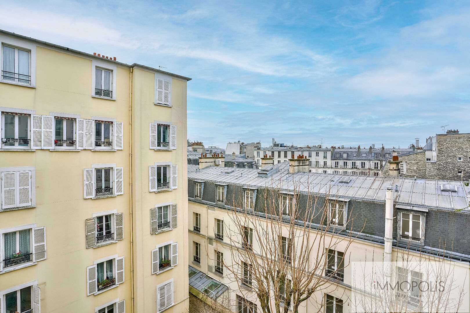 Rare à Montmartre : spacieux 2/3 pièces avec ascenseur, parquet, cheminée et charme de l’ancien, avec un excellent DPE 10