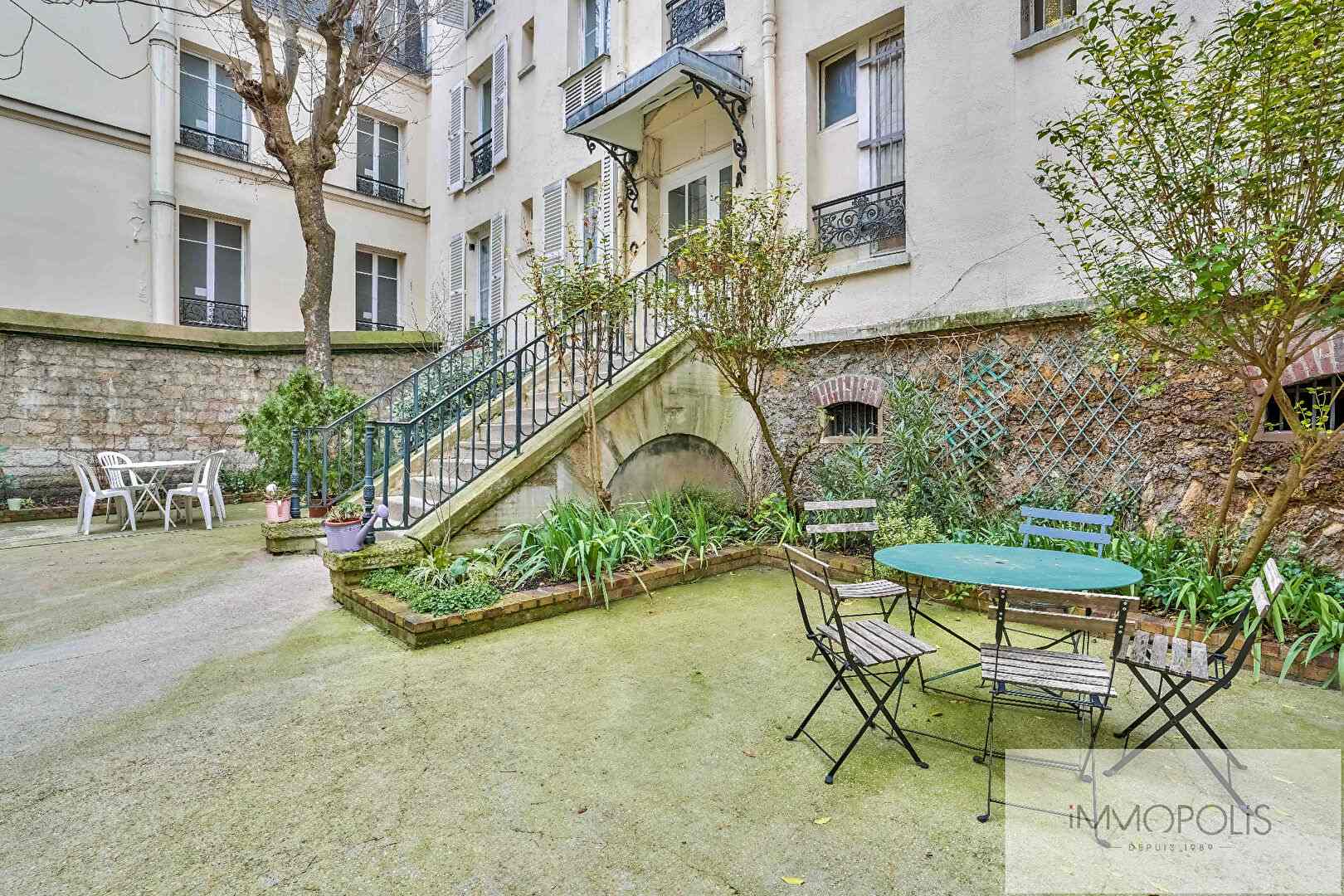 Rare à Montmartre : spacieux 2/3 pièces avec ascenseur, parquet, cheminée et charme de l’ancien, avec un excellent DPE 15