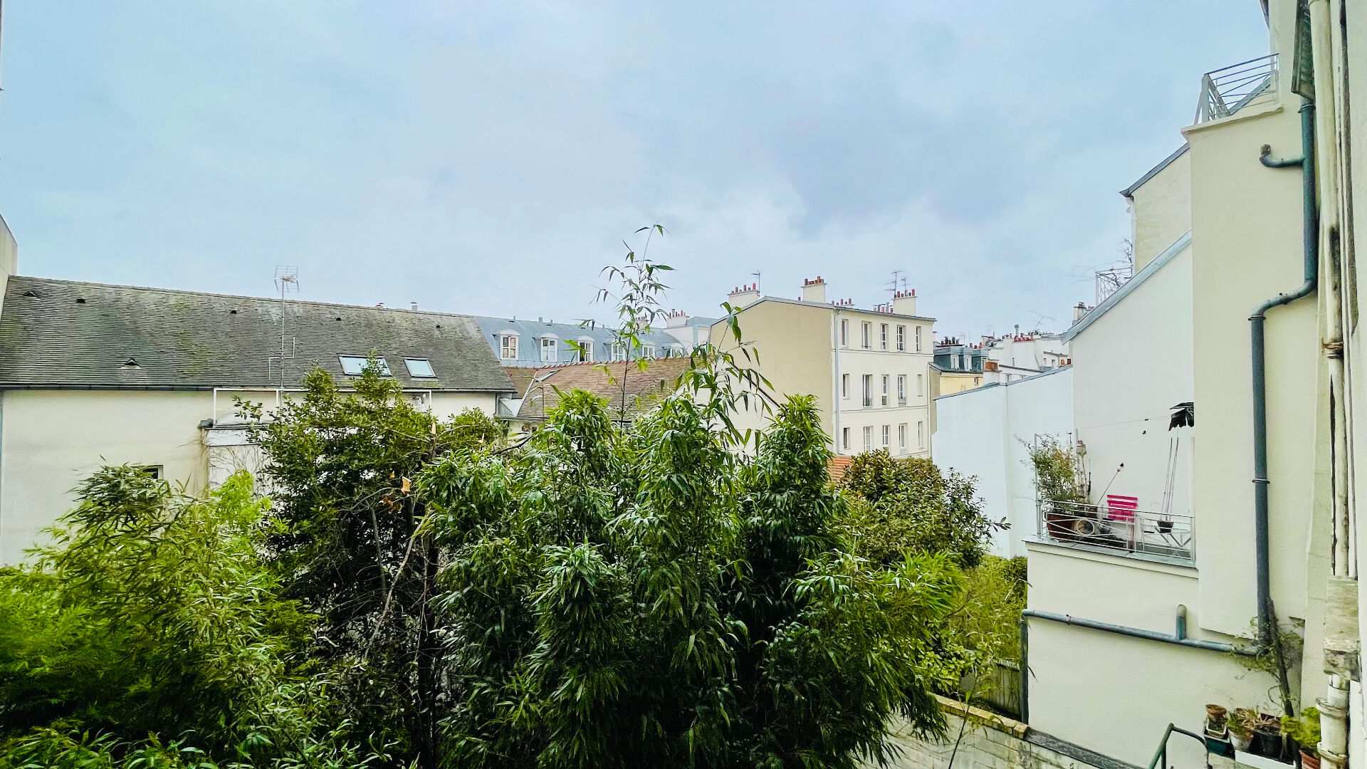 Montmartre, charmant studio donnant plein sud sur des jardins : le calme absolu ! 1