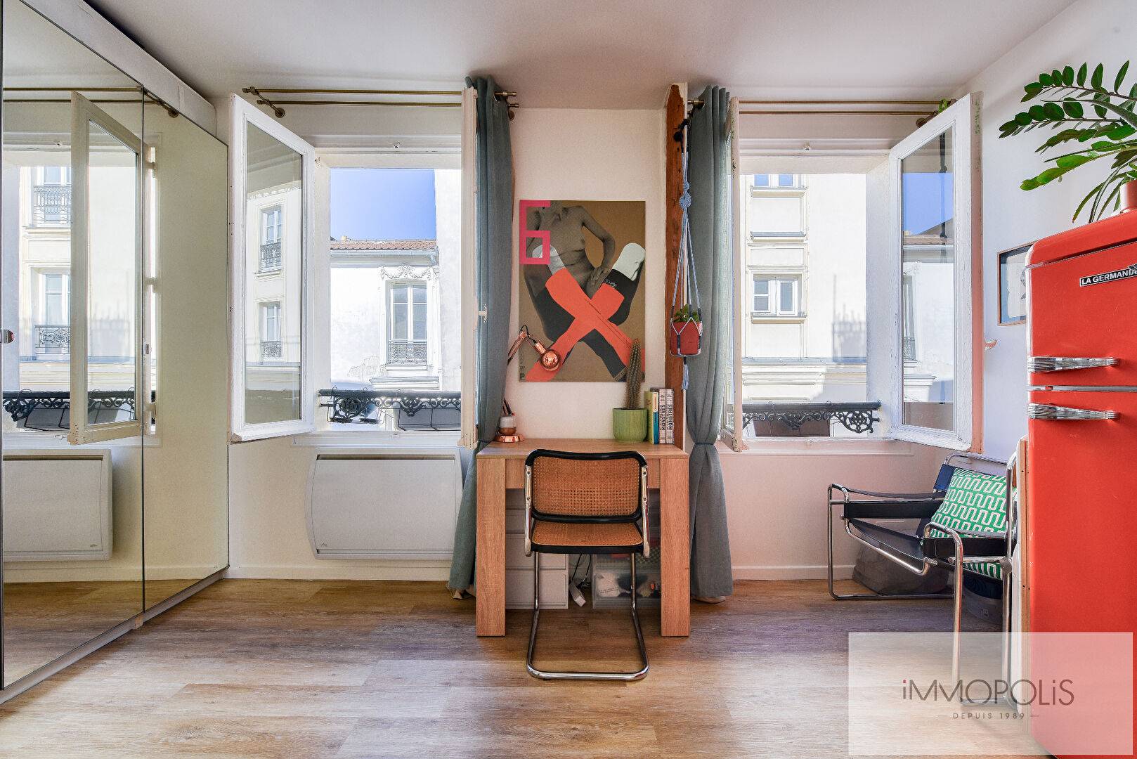 Montmartre, studio lumineux et optimisé, à deux pas des Abbesses et du Bateau-Lavoir, entièrement rénové avec soin. 1