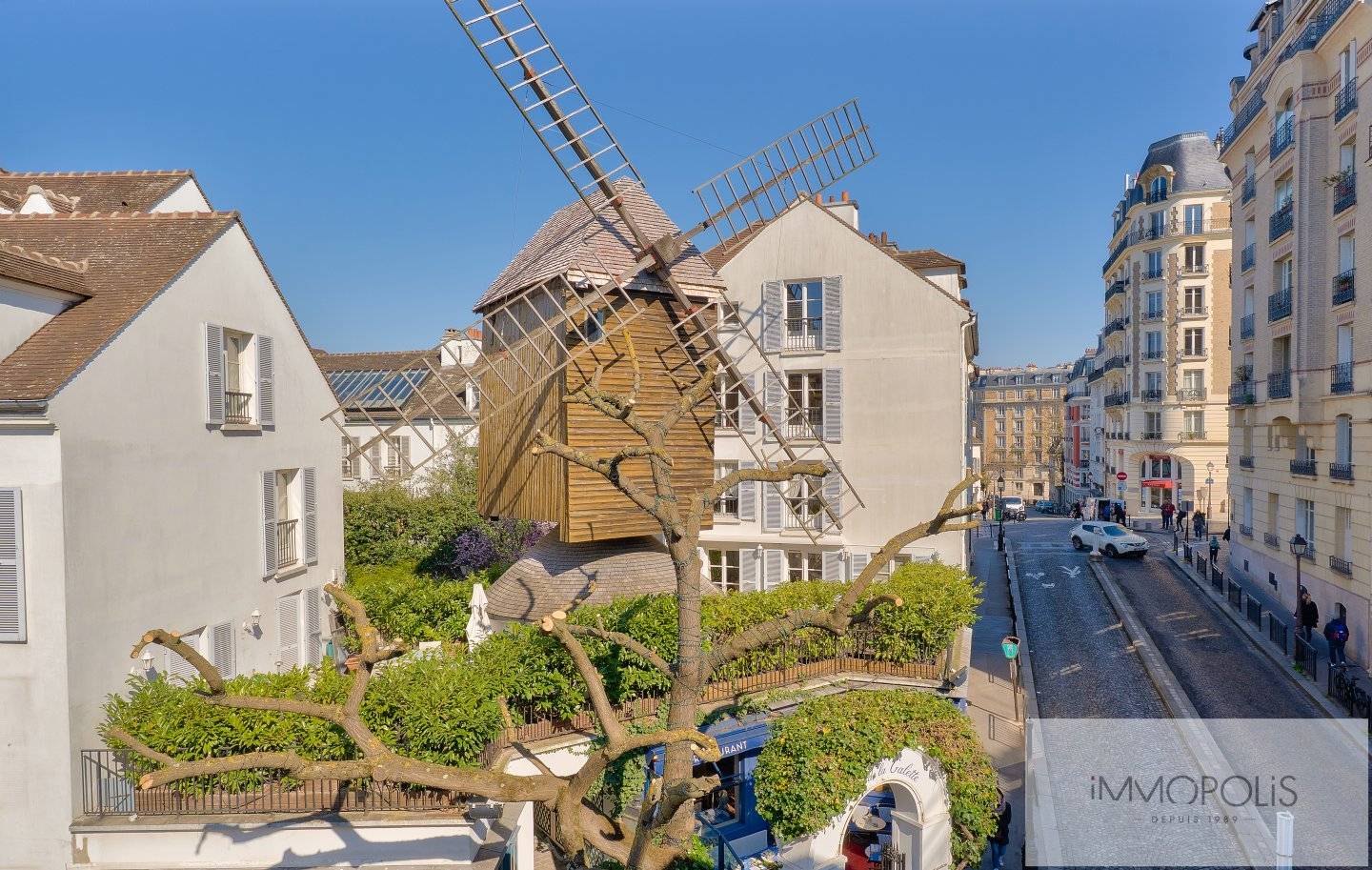 Charmant 2 pièces avec vue dégagée sur le Moulin de la Galette. 1